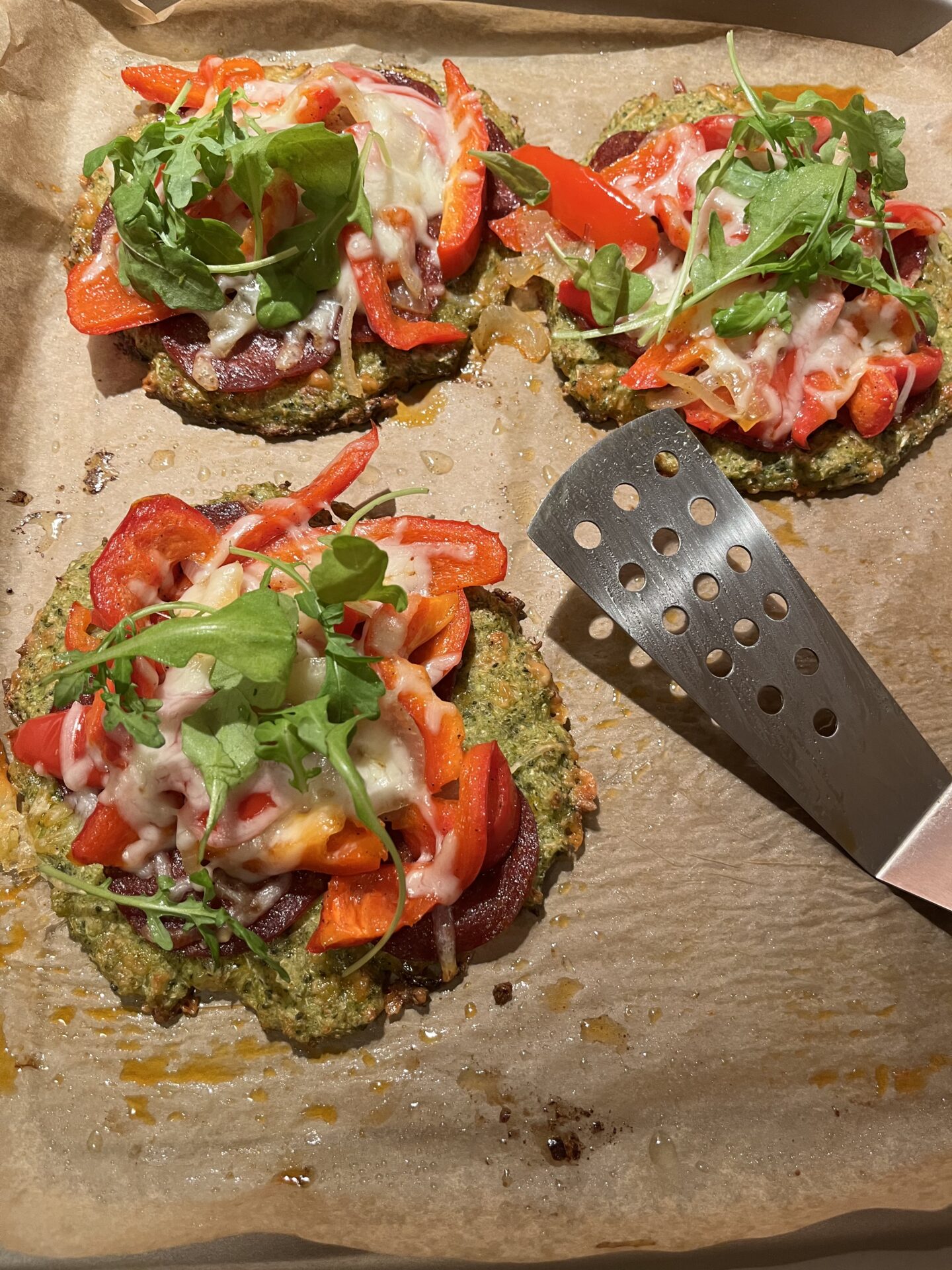 Gluténmentes, alacsony szénhidrát tartalmú, brokkolis-szalámis mini pizza