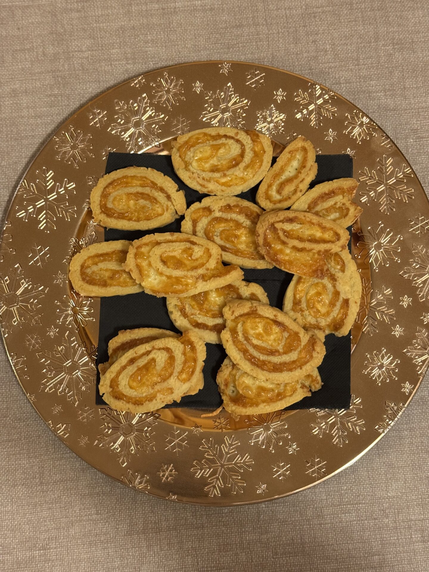 Gluténmentes sajtos tekercs, mely frissen, még melegében az igazi!