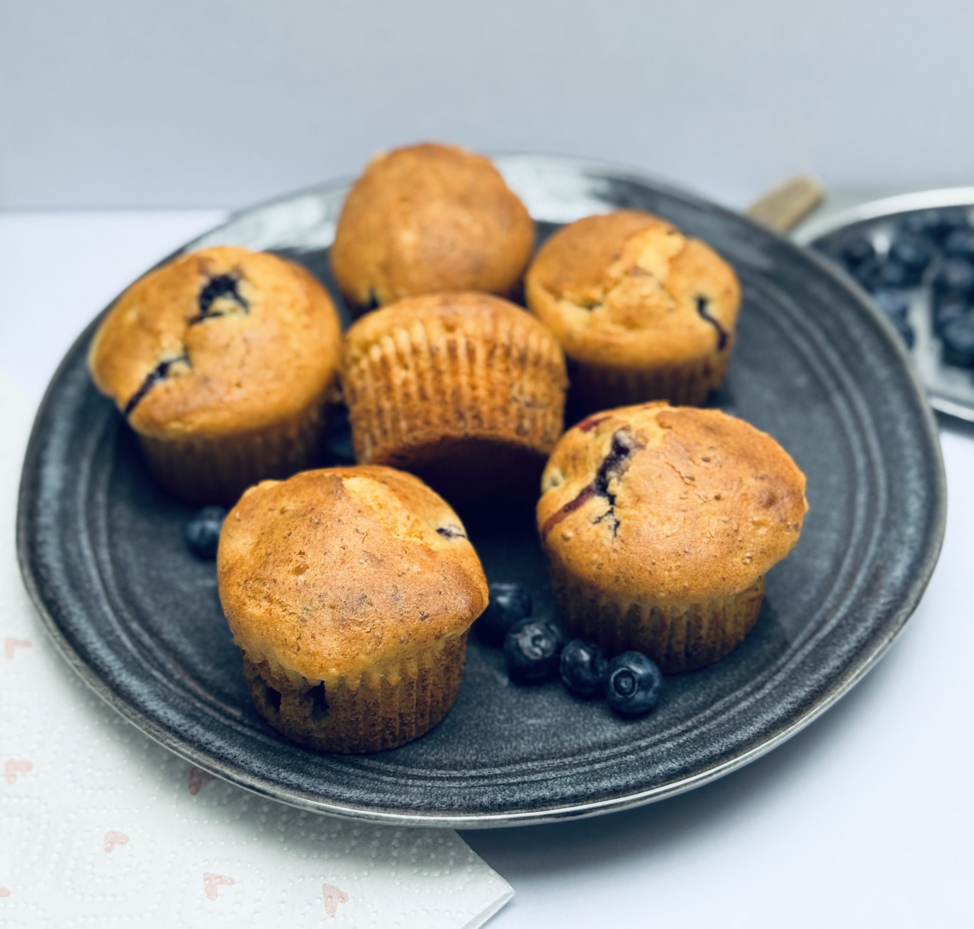 Gluténmentes túrós, áfonyás muffin: annyira puha, hogy a mestercukrászok szeme is felcsillanna