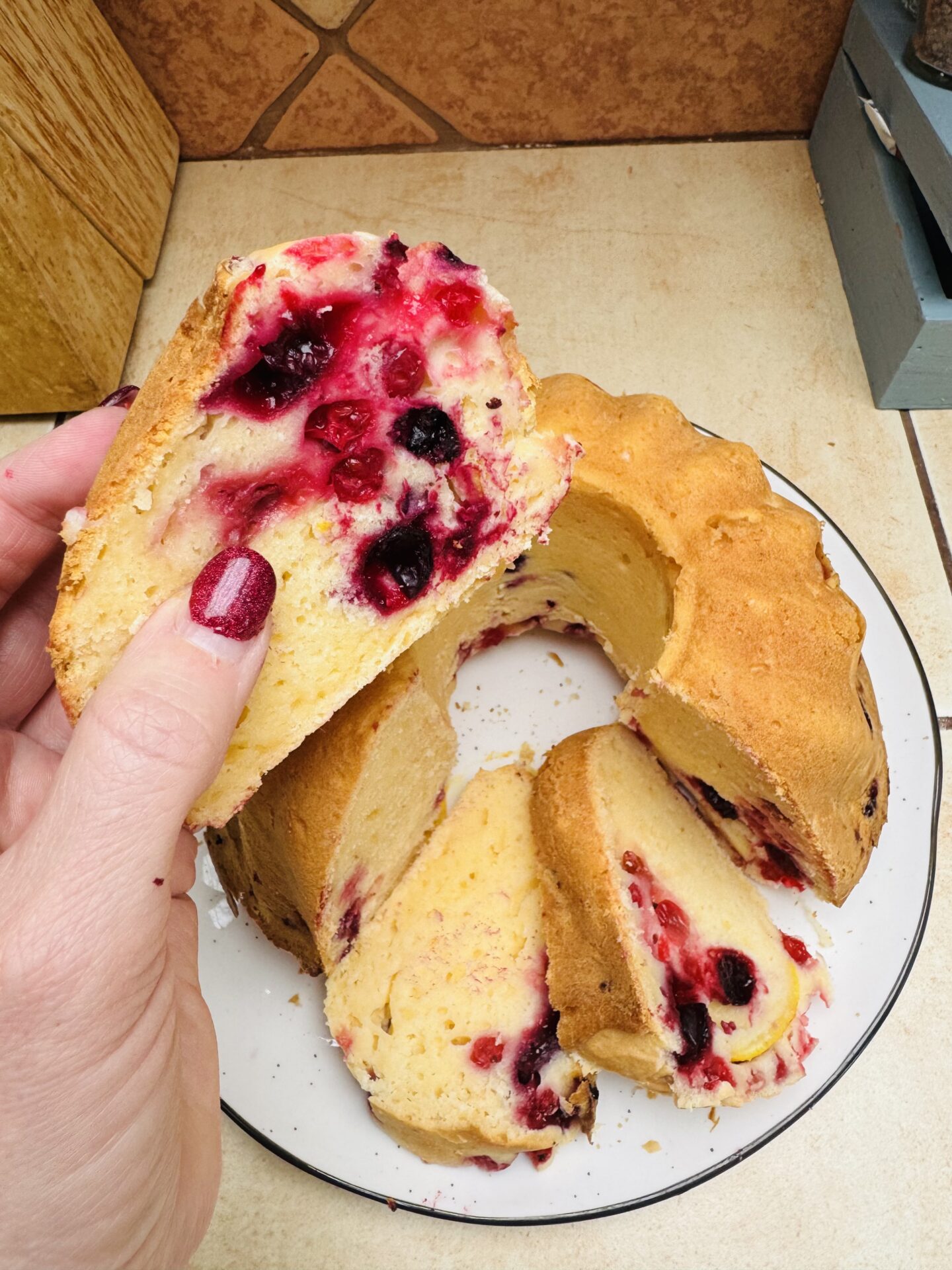 Gluténmentes Citromfelhő torta, erdei gyümölcsökkel szelídítve