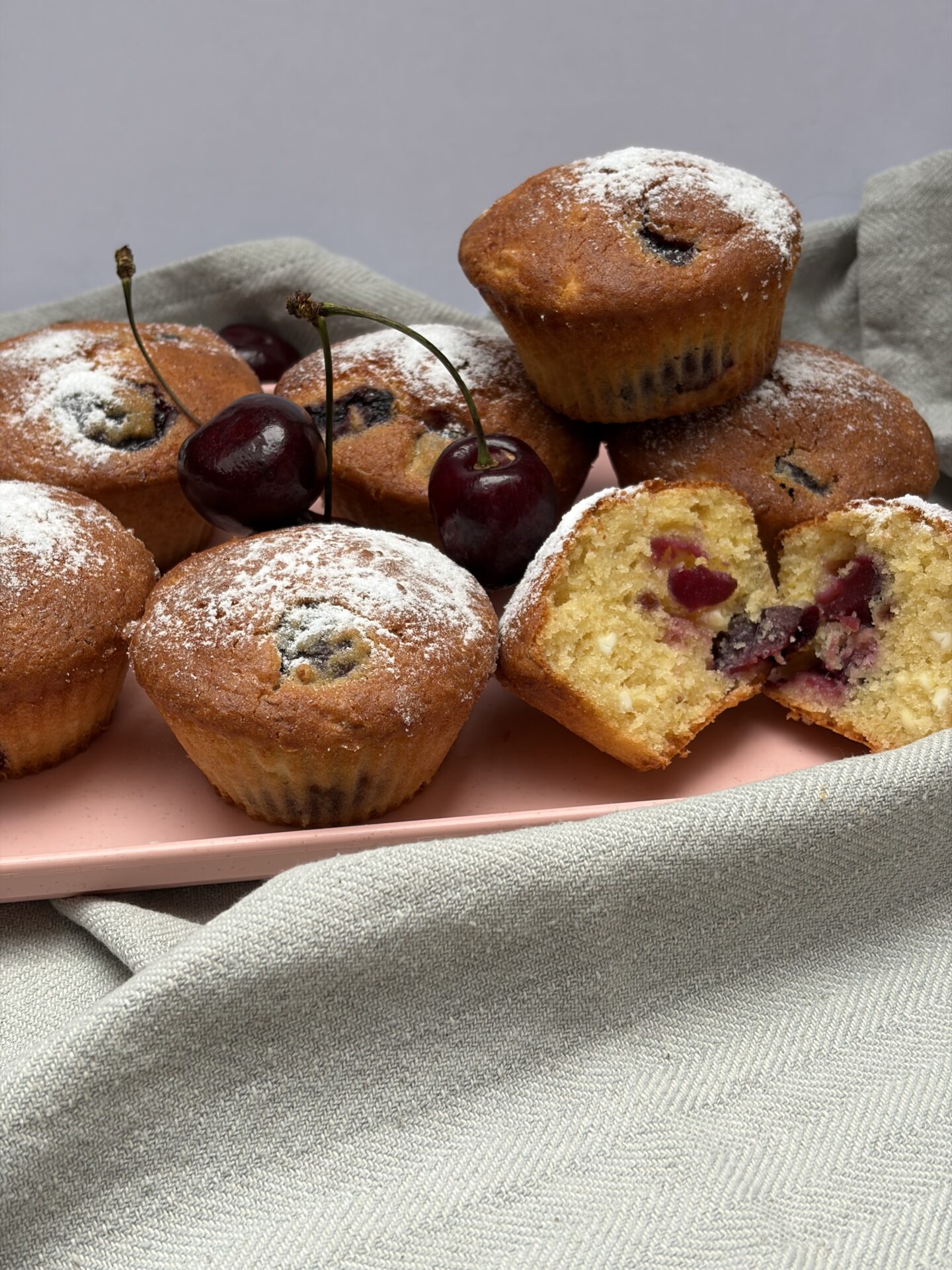 Gluténmentes túrós cseresznyés muffin: a nyár egyik legfinomabb süteménye
